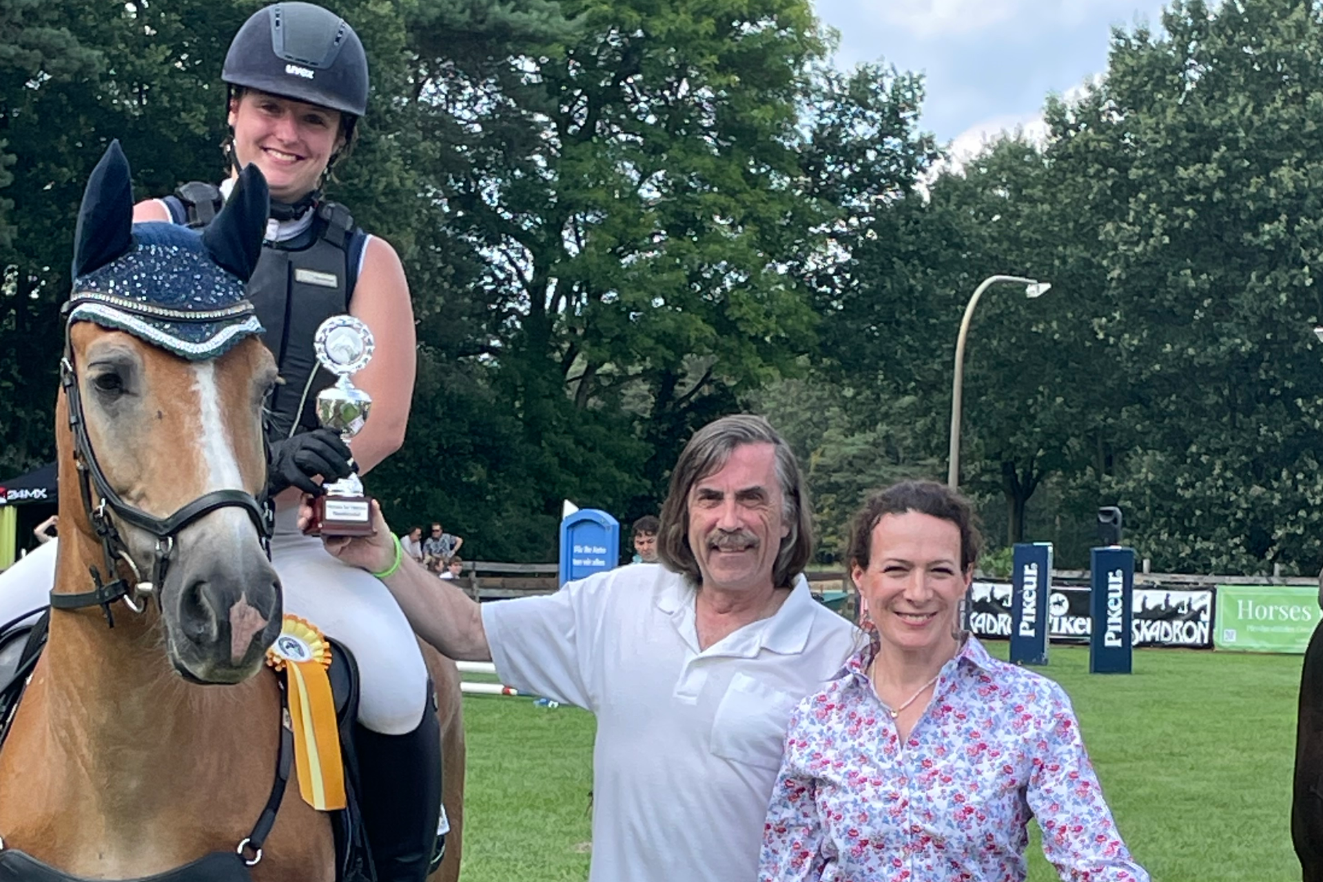 Pokalübergabe beim Horses for Heroes Cup
