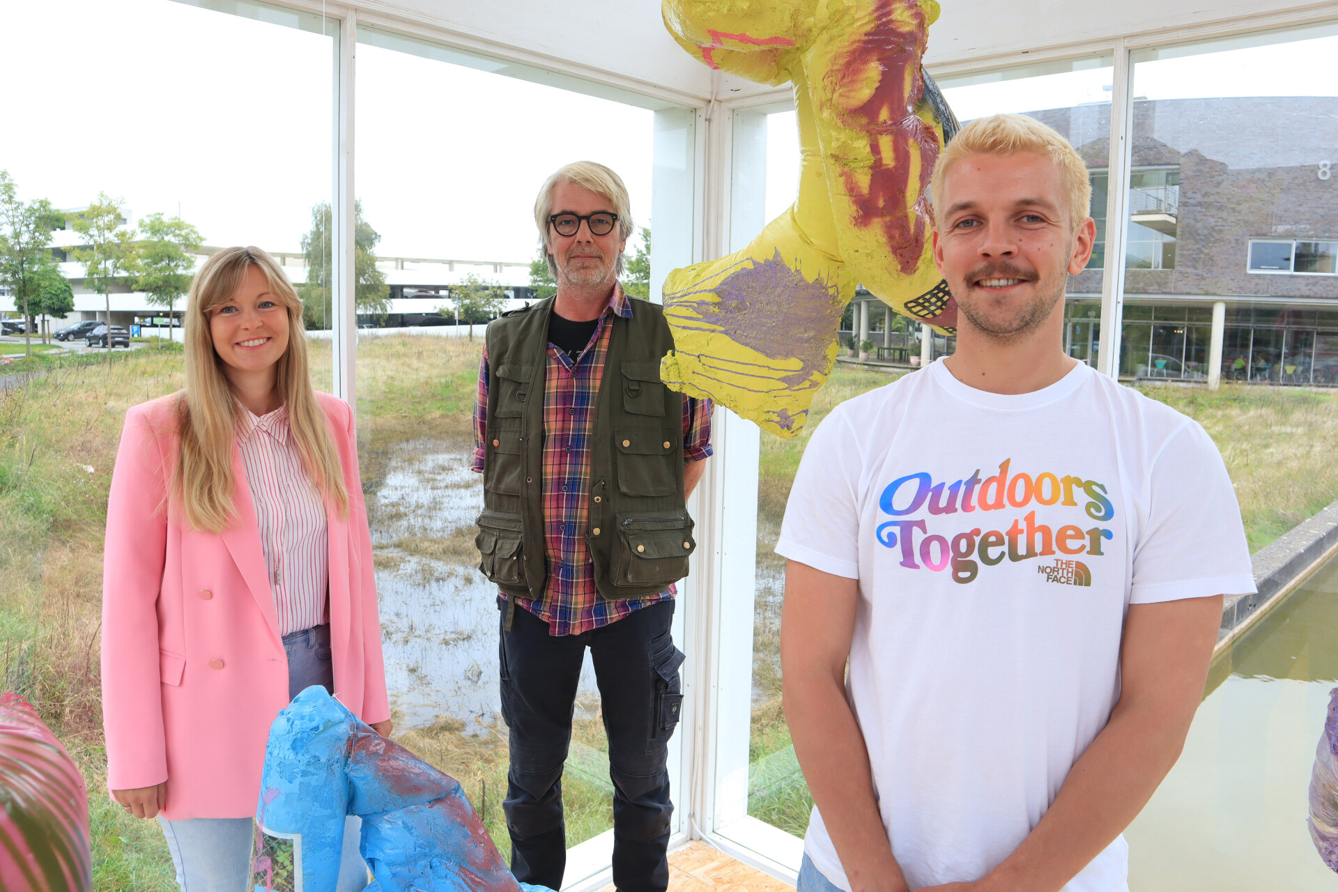 Bunte Skulpturen aus Gießschaum im Pavillon