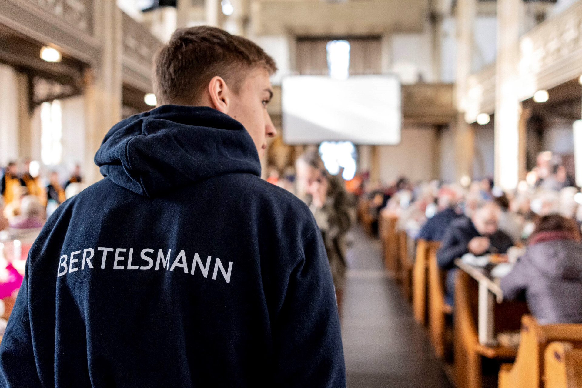 Bertelsmann-Auszubildende unterstützen Vesperkirche
